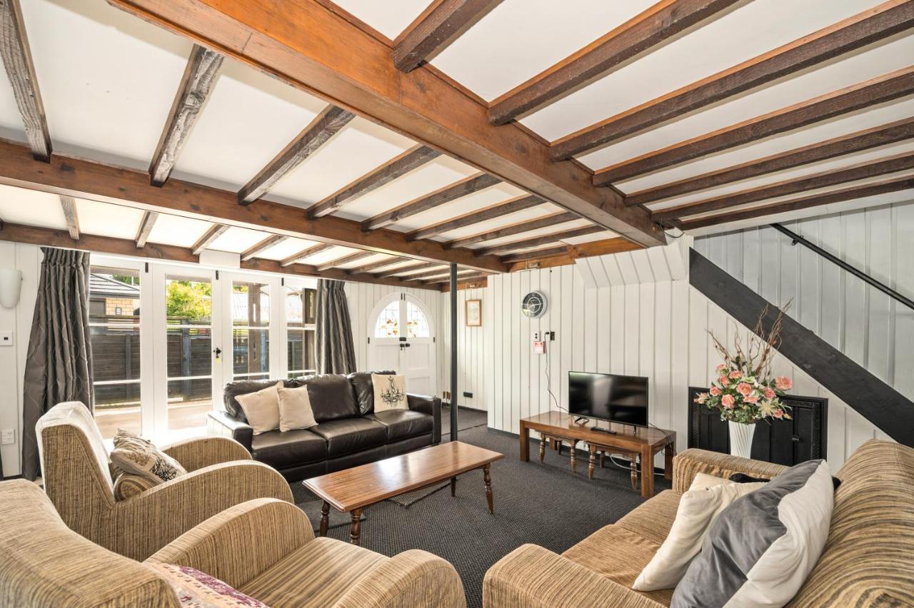 Springfield Rise Lodge - Rotorua Holiday Home Extérieur photo
